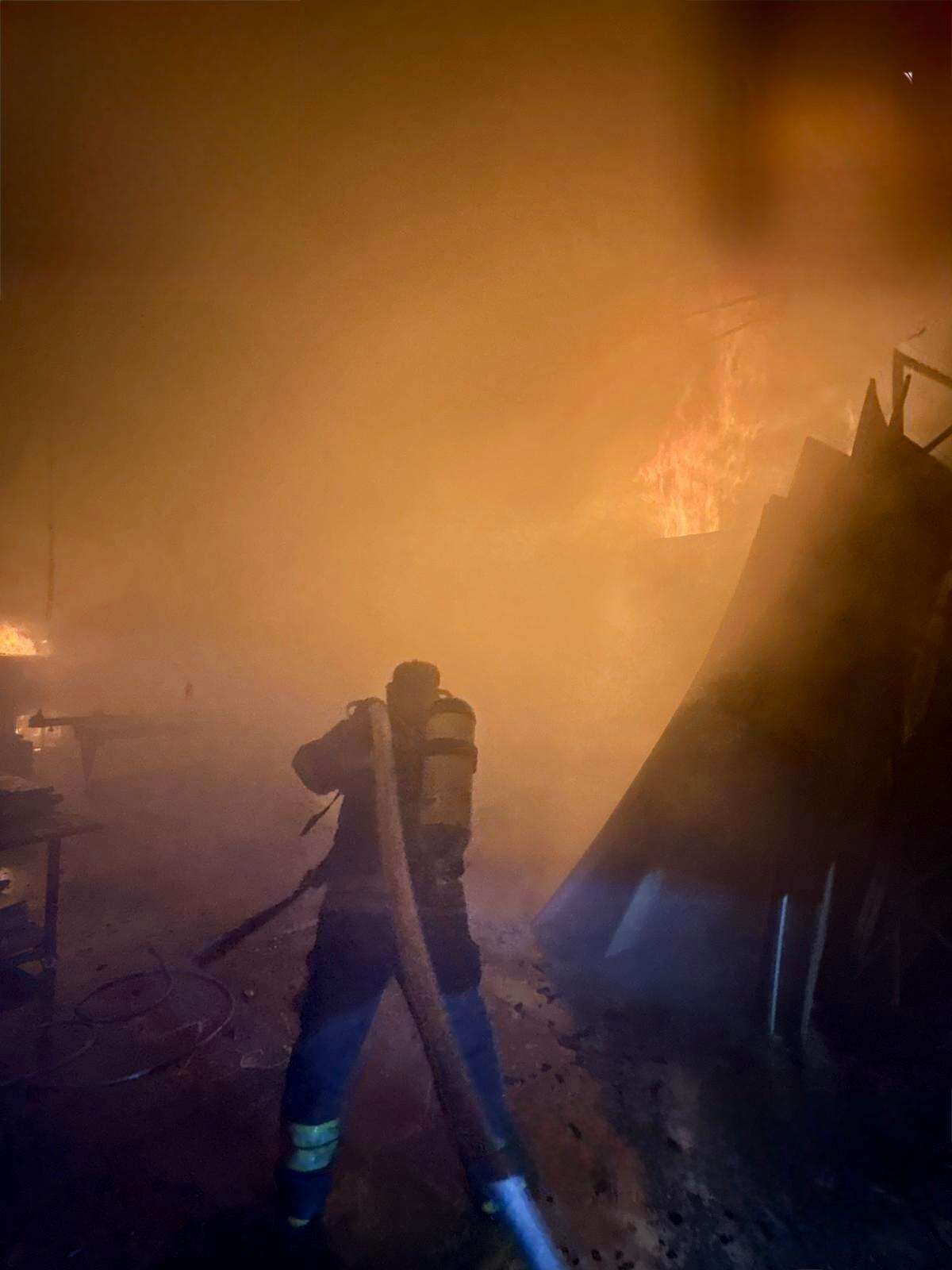 Fethiye’de Marangozhane Yangını Korkuttu: Alevler Pet Shop Deposuna Sıçradı 2